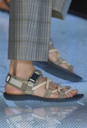 Louis Vuitton تكشف عن مجموعة ربيع صيف 2013 في دبي